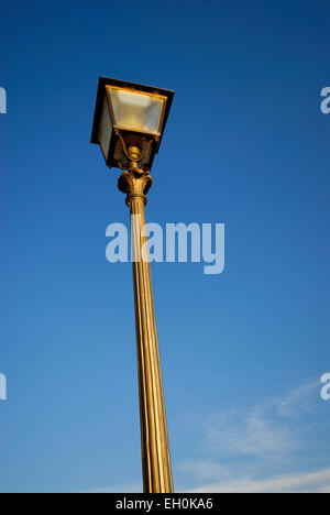 Vecchio lampione ornati sul Lungarno degli Acciaiuoli Street vicino al fiume Arno, Firenze, Italia Foto Stock