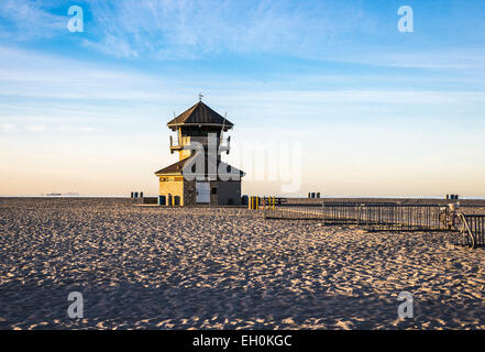 Stazione bagnino su Coronado Central Beach durante il sunrise. Coronado, California, Stati Uniti. Foto Stock