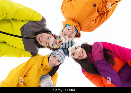 Happy amici in maschere da sci all'aperto Foto Stock