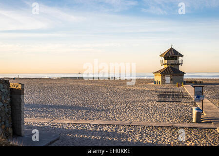 Stazione bagnino su Coronado Central Beach durante il sunrise. Coronado, California, Stati Uniti. Foto Stock