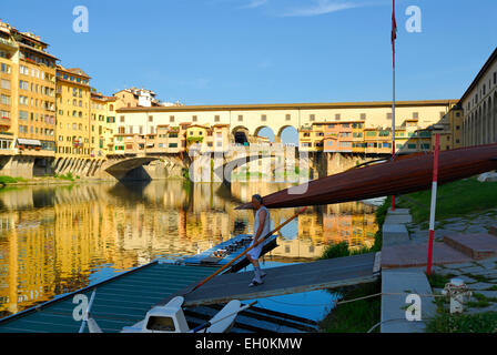 Andando per un inizio di kayak o canoa nel fiume Arno con Ponte Vecchio all'alba, Firenze, Toscana, Italia Foto Stock