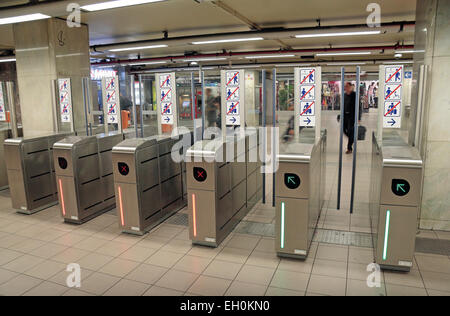 Tipica entrata passeggeri tornelli in una Bruxelles La stazione della metropolitana di Bruxelles, Belgio. Foto Stock