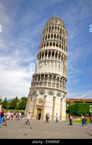 Torre pendente di Pisa con statua, Pizza del Miracoli, Pisa, Italia Foto Stock