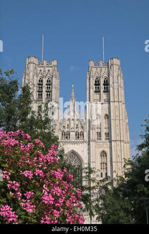 Le guglie gemelle di San Michele e Gudula Cathedral (Cathedrale St-Michel et Ste-Gudule), Bruxelles, Belgio. Foto Stock