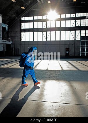 Un Guardsman nazionale in radiazioni nucleari suit passeggiate lungo in una base aerea in Sud Dakota. Foto Stock