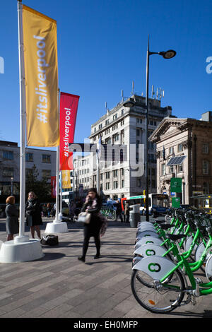 Cyclescheme City Bike public Hire, cycle to work transport scheme; noleggio biciclette stazioni di aggancio elettroniche per biciclette in città a Liverpool, Inghilterra Regno Unito. Foto Stock