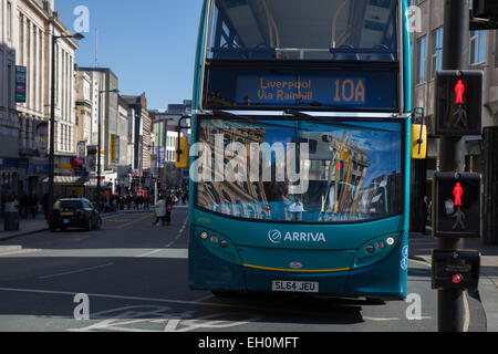 Derby Square, Liverpool, Merseyside, UK   autobus arriva e trasporti pubblici con riflessi parabrezza del quartiere degli affari del centro città, Regno Unito Foto Stock