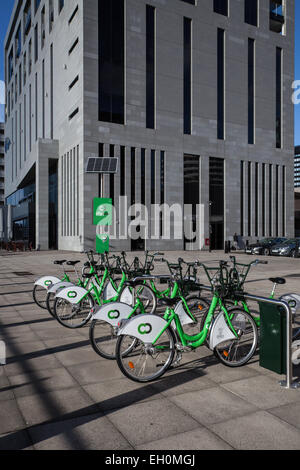 Cyclescheme City Bike public Hire, cycle to work transport scheme; noleggio biciclette stazioni di aggancio elettroniche per biciclette in città a Liverpool, Inghilterra Regno Unito. Foto Stock