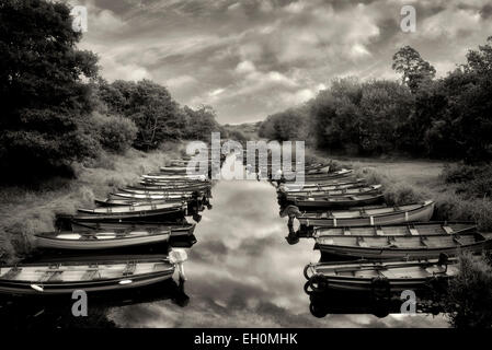 Barche da pesca nel piccolo ingresso. Parco Nazionale di Killarney, Irlanda. Foto Stock