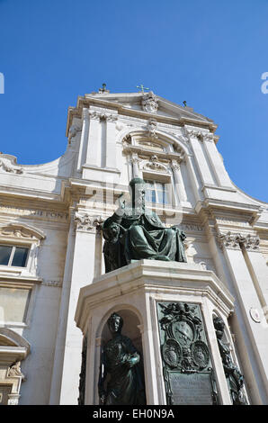 Vista del santuario di Loreto e la statua del papa, Marche Foto Stock