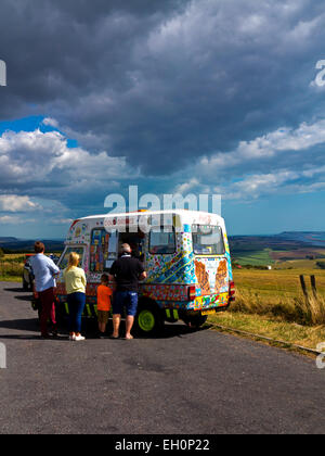 La gente in coda accanto a un tradizionale British ice cream van parcheggiato su una strada nelle vicinanze Abbotsbury nel Dorset South West England Regno Unito Foto Stock