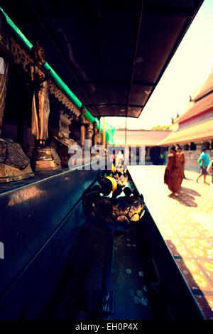 Una vecchia lampada ad olio in Wat Phrathat Doi Suthep , Chang Mai, in Tailandia Foto Stock