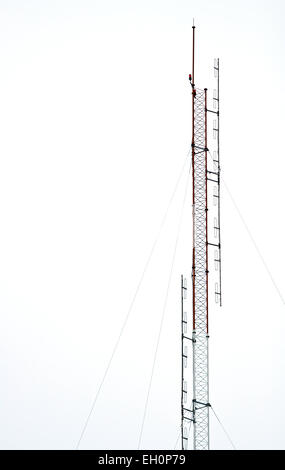 Telecomunicazioni antenna radio isolata sul cielo bianco Foto Stock