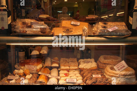 Dolci tradizionali, pasticcini e turrones in vetrina, Barcellona, in Catalogna, Spagna Foto Stock