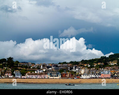 Cielo tempestoso sulla spiaggia a Lyme Regis una popolare località balneare della Jurassic Coast Dorset South West England Regno Unito Foto Stock