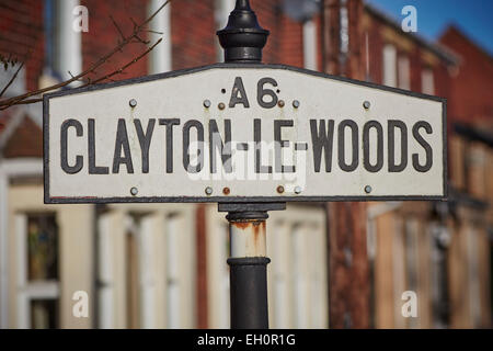 Clayton-le-boschi vecchia strada segno sulla principale A6 road chorley lancashire Foto Stock