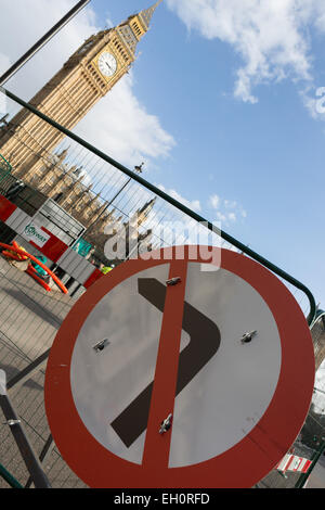 Un cartello stradale al di fuori del Parlamento britannico mostra non svoltare a sinistra. Potrebbe essere utilizzato per indicare nessuna rotazione a sinistra all'elezione. Foto Stock