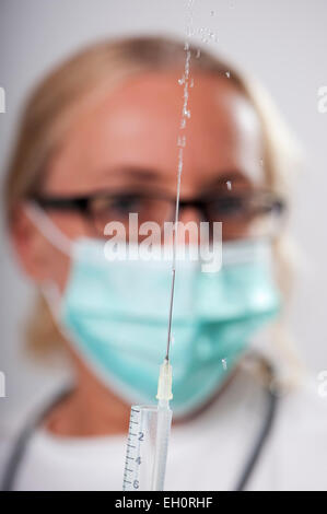 Medico donna iniezione di test Foto Stock