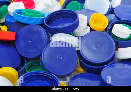 Primo piano di una pila di plastica tappi a vite di diversi colori e dimensioni Foto Stock