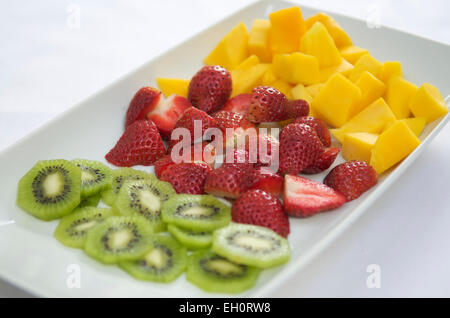 Una selezione di frutta fresca a colazione Foto Stock