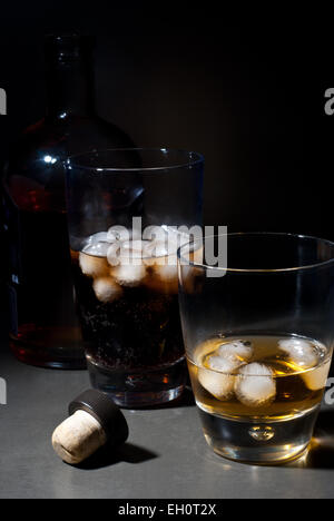 Whisky on the rocks e cola con cubetti di ghiaccio Foto Stock