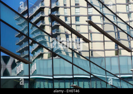 Lowry Outlet Mall a Media City Salford Quays Gtr Manchester REGNO UNITO. Foto riflessioni a Media City Foto Stock