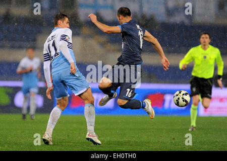 Roma, Italia. 04 Mar, 2015. Coppa Italia Semi Finale. Lazio contro il Napoli. Giandomenico Mesto (NAP) sfide Miroslav KLOSE (Laz) Credito: Azione Sport Plus/Alamy Live News Foto Stock