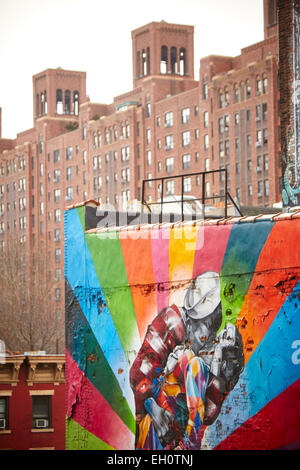 Graffiti street art visto dalla linea alta Park di Manhattan a New York Nord America STATI UNITI D'AMERICA Foto Stock