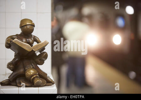 Illustrazione sulla metropolitana alla quattordicesima strada per artista Tom Otterness chiamato vita metropolitana di Manhattan a New York Nord America STATI UNITI D'AMERICA Foto Stock