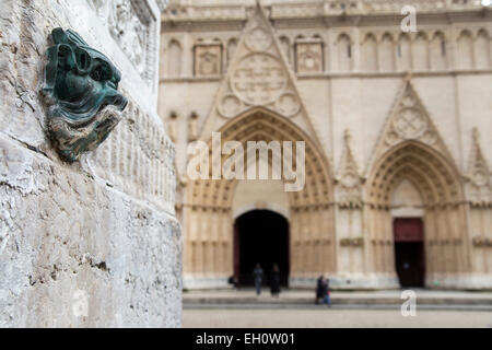 Lione, Francia - FEBBRAIO, 19, 2015: Cattedrale Saint-Jean-Baptiste vista dal luogo Saint-Jean, Lione, Francia. Foto Stock