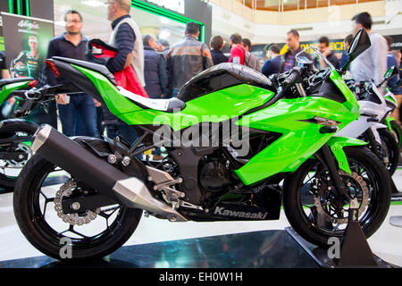 ISTANBUL, Turchia - 27 febbraio 2015: Kawasaki 250SL motociclo prestazioni sul display in Eurasia motobike expo, CNR Expo Foto Stock