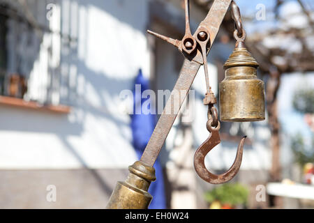 Appendere antichi steelyard romana su una farm house, Badajoz, Spagna Foto Stock