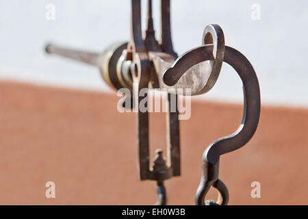 Appendere antichi steelyard romana su una farm house, Badajoz, Spagna Foto Stock