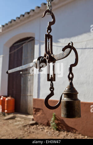 Appendere antichi steelyard romana su una farm house, Badajoz, Spagna Foto Stock