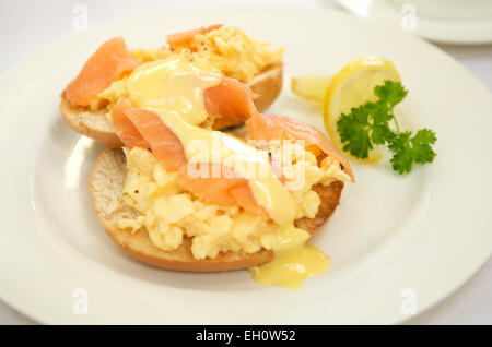 Uova strapazzate su toast con salmone affumicato Foto Stock