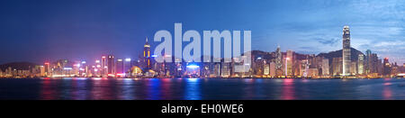 Alta risoluzione vista panoramica di Hong Kong di notte Foto Stock
