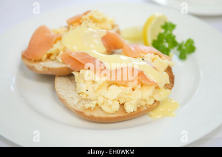 Uova strapazzate su toast con salmone affumicato Foto Stock