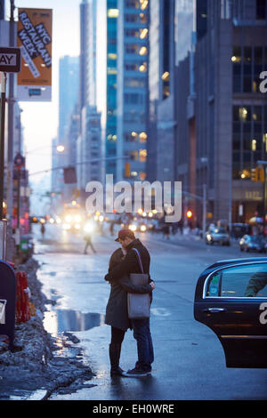 Giovane coccolare sulla 6th Avenue Manhattan a New York Nord America STATI UNITI D'AMERICA Foto Stock