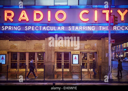 Radio City edificio sulla 6th Avenue Manhattan a New York Nord America STATI UNITI D'AMERICA Foto Stock