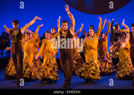 Photocall per Ballet Nacional de España. La società esegue "Feria', la sequenza di apertura del pezzo 'suite Sevilla", con la coreografia di Antonio Najarro, direttore artistico del Ballet Nacional de España, dal 26 al 28 febbraio 2015 a: Sadler's Wells Theatre. Feria è eseguita da 20 ballerini e 1 cantante (Saray Muñoz). La performance è parte del Festival di Flamenco Londra 2015 che corre fino al 1 marzo. Foto Stock