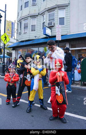 Un gruppo di bambini vestiti con i costumi pone durante il periodo di Halloween per le strade di Newark, New Jersey, USA. Foto Stock