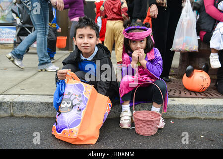 Ispanico fratello e sorella contando loro caramella sul Ferry street a Newark, New Jersey. Stati Uniti d'America. Foto Stock