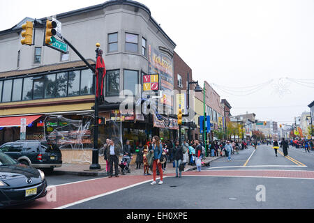 La gente in costume camminando giù Ferry Street a Newark, New Jersey, Stati Uniti d'America durante il Halloween 2013. Foto Stock