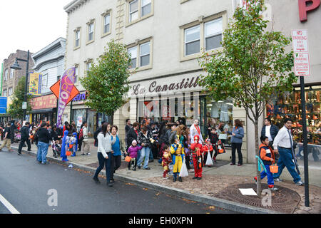La gente in costume camminando giù Ferry Street a Newark, New Jersey, Stati Uniti d'America durante il Halloween 2013. Foto Stock