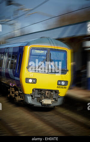 Unità ferroviarie locali treni di arresto a Wilmslow stazione ferroviaria Foto Stock