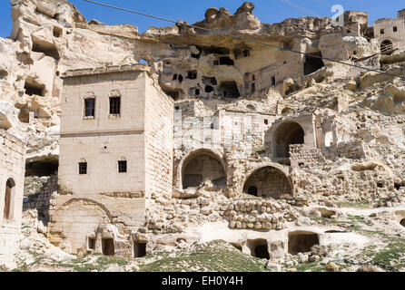 Edifici e resti di abitazioni troglodite a Goreme, Cappadocia, Turchia Foto Stock