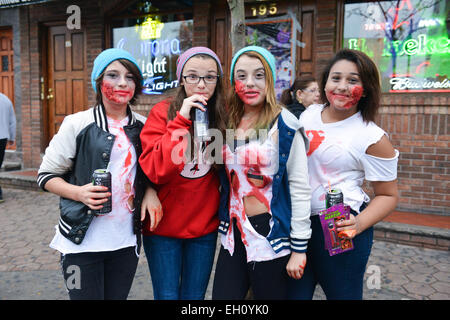 Quattro giovani ragazze adolescenti vestito come zombie durante l'Halloween 2013 nelle strade di Newark New Jersey. Foto Stock