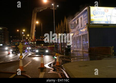 A circa 22:45 di lunedì sera Londra Vigili del fuoco sono stati chiamati a un report di un incendio in un vecchio negozio di piastrelle su Eastern Avenue vicino alla giunzione della Ley Street a Ilford. Il fuoco è apparso essere nel piano superiore dell'edificio. Una persona è stata trattata da Londra un servizio di ambulanza paramedici. Sei motori Fire e un'antenna scaletta della piattaforma sono stati chiamati per la scena. Foto Stock