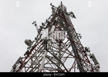 Lagos, Nigeria; telefono mobile portante del montante di forno a microonde trasmettitori e ricevitori. Foto Stock