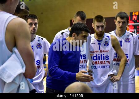 Tulcea, Romania. 4 Marzo, 2015. Sacha Ocokoljic, il pullman di Asesoft Ploiesti durante il LNMB (Liga Nationala de Baschet Masculin) ROU gioco tra CSU Asesoft PLoiesti ROU e SCMU Craiova ROU presso la Sala Sporturilor Olimpia, Tulcea, Romania ROU. Catalin Soare/www.sportaction. Credito: Cal Sport Media/Alamy Live News Foto Stock